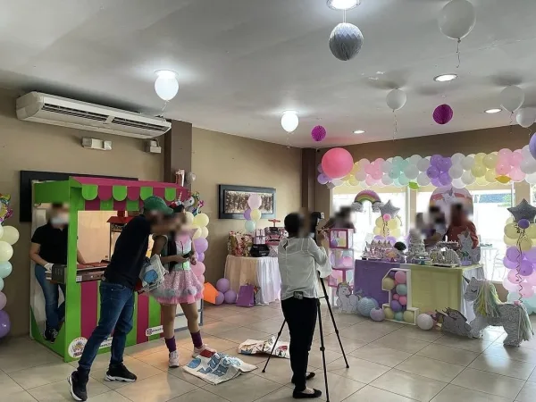 Puesto de Chewie Eventos montado en un salón decorado con temática de unicornios