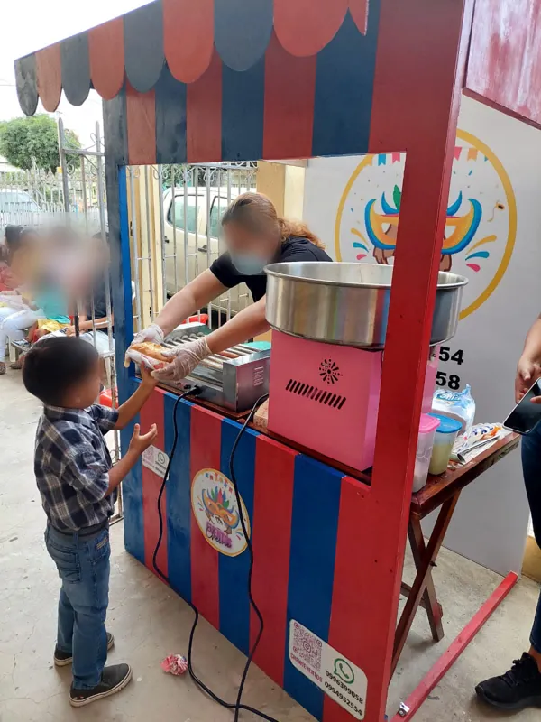 Puesto de hot dogs de Chewie Eventos sirviendo en una fiesta en Guayaquil