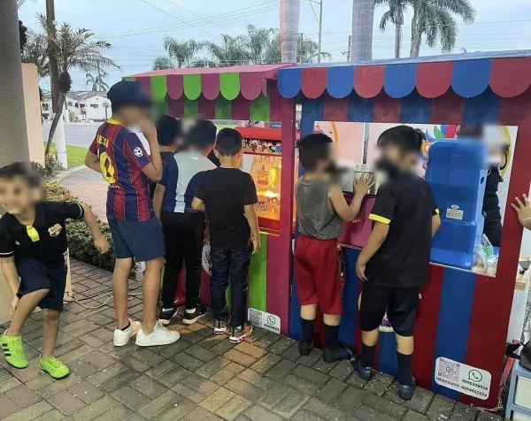 Dos puestos de Chewie Eventos rodeados de niños en una fiesta infantil en Villa Club